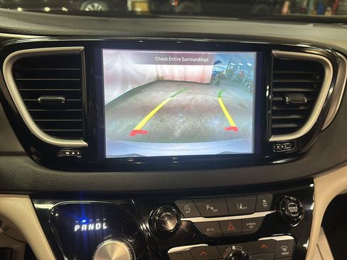 Used 2024 Chrysler Pacifica Touring-L image 22