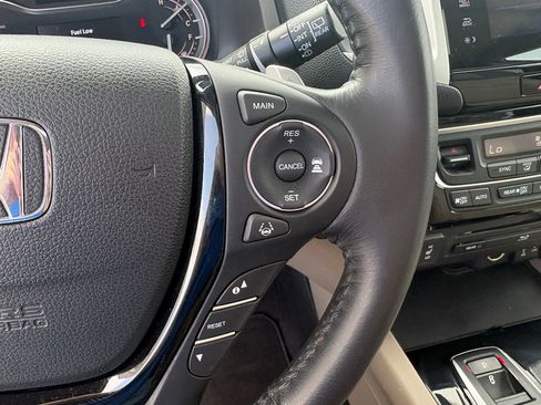 Certified 2018 Honda Pilot Touring image 16