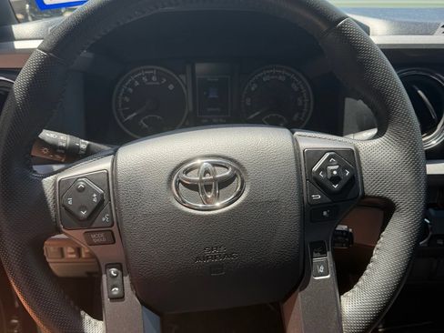 Used 2022 Toyota Tacoma TRD Sport AWD/4WD image 8