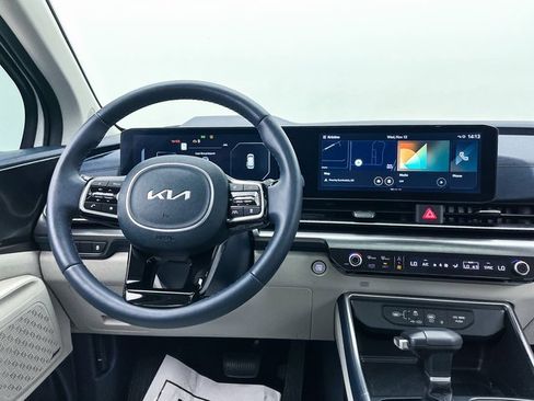 Used 2025 Kia Carnival SX Prestige image 8