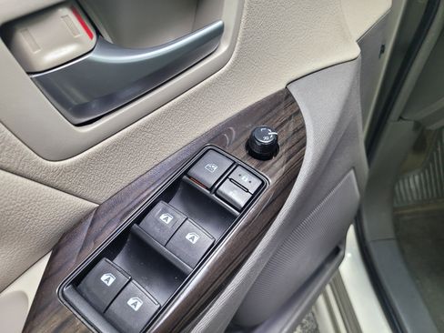 Used 2016 Toyota Sienna XLE w/ XLE Navigation Package FWD image 18