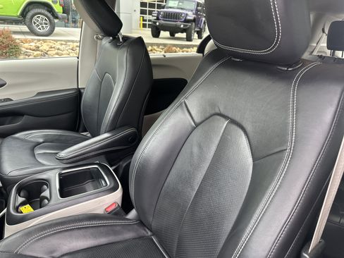 Used 2022 Chrysler Pacifica Touring-L image 15