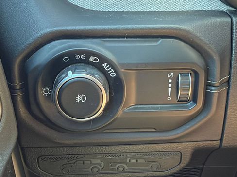 Used 2025 Jeep Wrangler Unlimited Sahara AWD/4WD image 33
