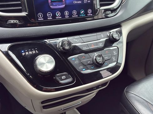 Used 2018 Chrysler Pacifica Touring-L FWD image 35
