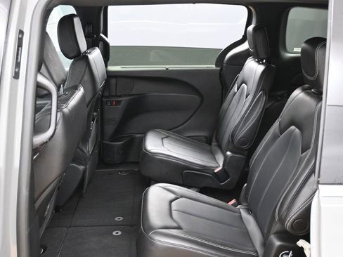 Used 2025 Chrysler Pacifica Select FWD image 33