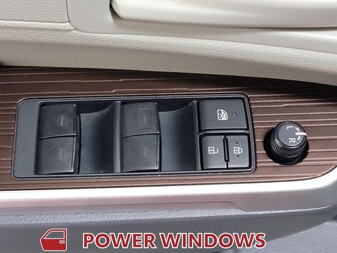 Used 2024 Toyota Sienna LE FWD image 27