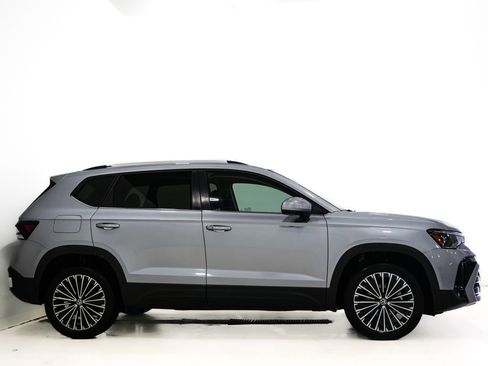 Used 2025 Volkswagen Taos SE image 4