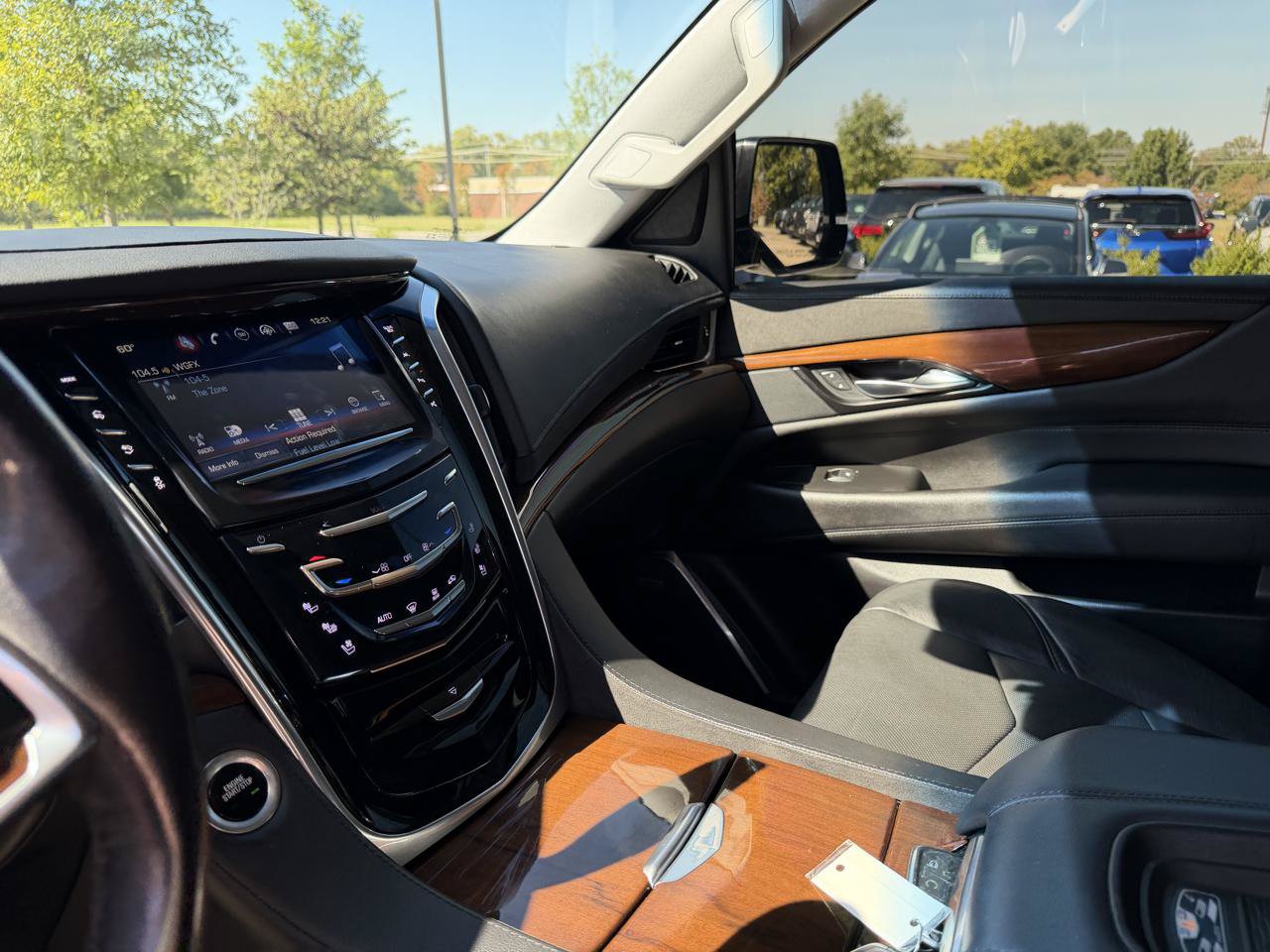 Used 2020 Cadillac Escalade Luxury AWD/4WD image 12