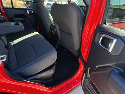 Used 2025 Jeep Wrangler Willys image 22