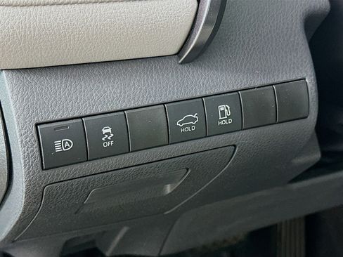 Used 2019 Toyota Camry SE w/ Convenience Package image 17