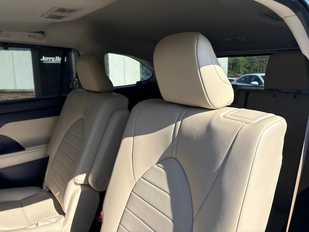 Used 2024 Toyota Highlander XLE FWD image 5
