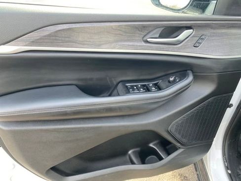 Used 2023 Jeep Grand Cherokee Limited image 16