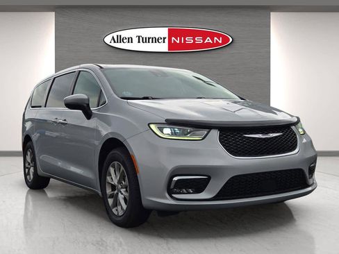 Used 2023 Chrysler Pacifica Touring-L image 4