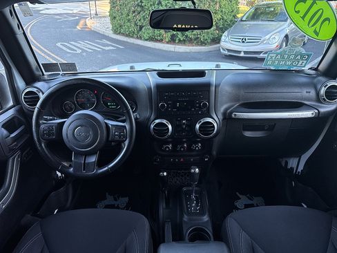 Used 2015 Jeep Wrangler Unlimited Sahara w/ Connectivity Group AWD/4WD image 41