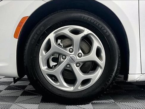 Used 2023 Chrysler Pacifica Limited FWD image 11