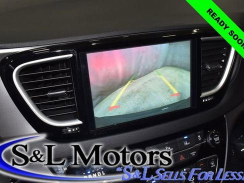 Used 2025 Chrysler Pacifica Select FWD image 14