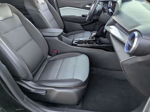 Used 2025 Chevrolet Trax LT w/ LT Convenience Package image 27