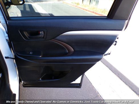 Used 2017 Toyota Highlander Plus w/ Carpet Mat Package image 27