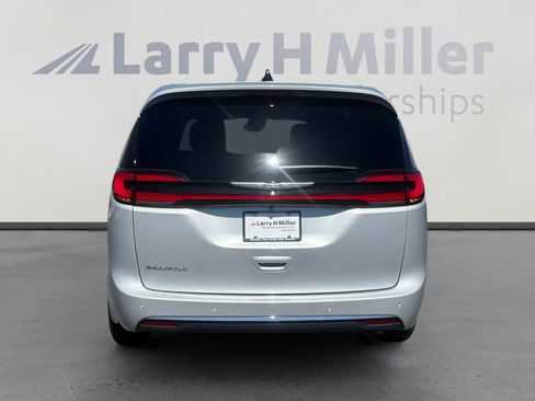 New 2026 Chrysler Pacifica Select image 5