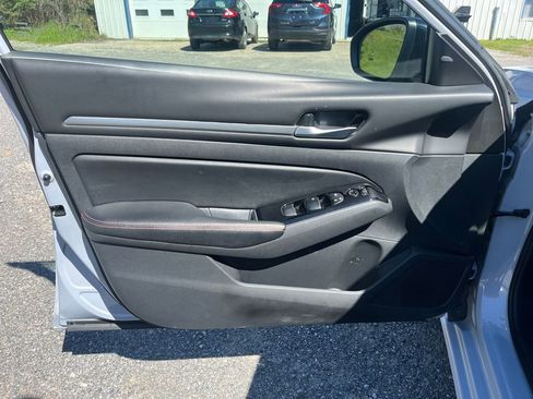 Used 2024 Nissan Altima 2.5 SR FWD image 13
