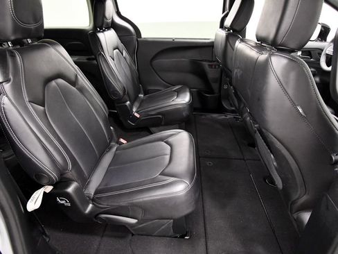 Used 2025 Chrysler Pacifica Select FWD image 16