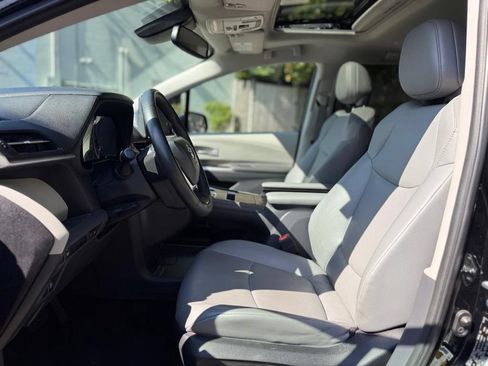 Used 2023 Toyota Sienna XLE FWD image 16