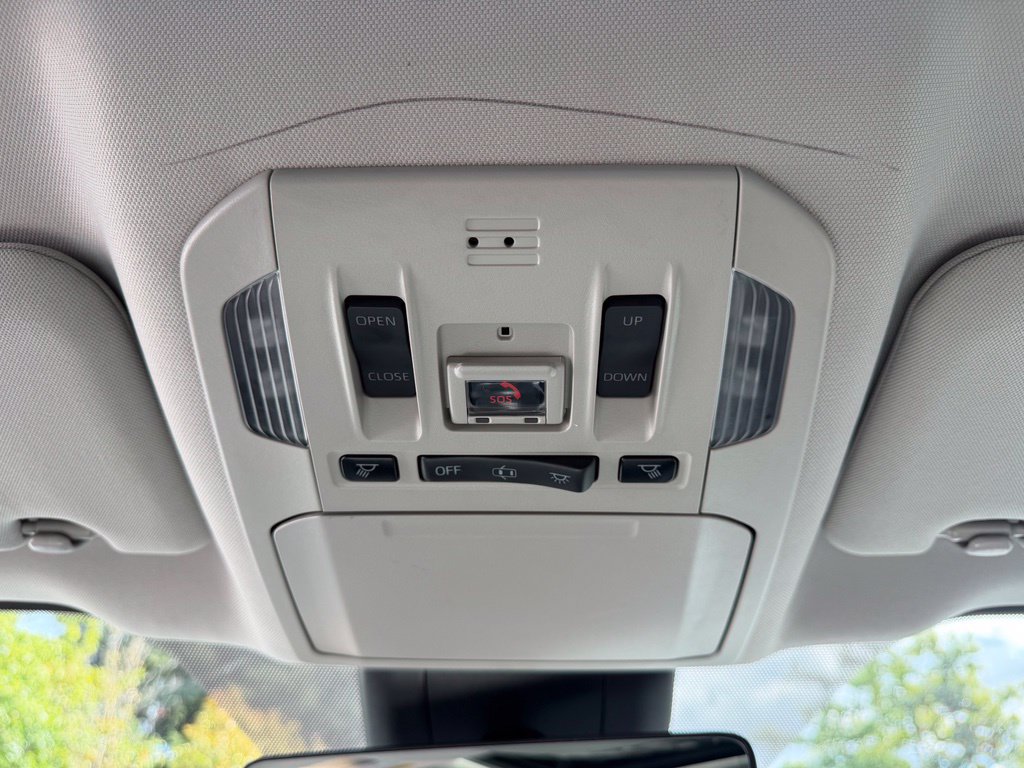 Used 2021 Toyota Highlander XLE AWD/4WD image 29
