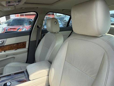 Used 2010 Jaguar XF Premium RWD image 8