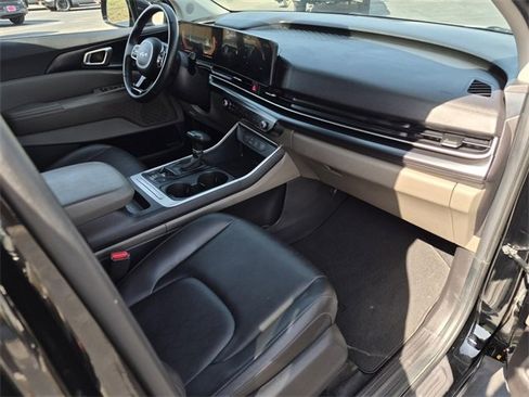 Used 2025 Kia Carnival image 10