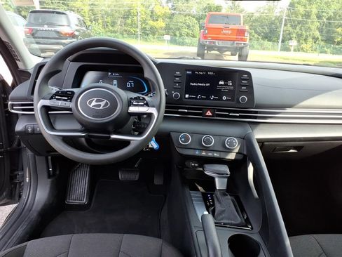 Used 2025 Hyundai Elantra SE FWD image 6