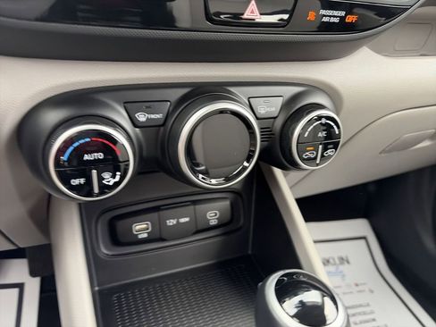 Used 2024 Hyundai Venue SEL image 18