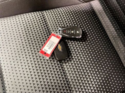 Used 2025 Chevrolet Trax LT w/ Driver Confidence Package FWD image 30