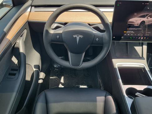 Used 2024 Tesla Model Y Long Range RWD image 6