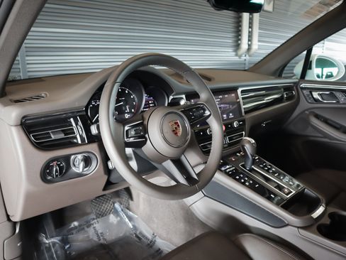 Certified 2025 Porsche Macan image 4