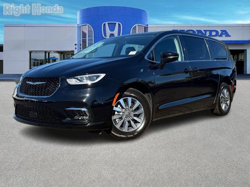 Used 2024 Chrysler Pacifica Select image 2