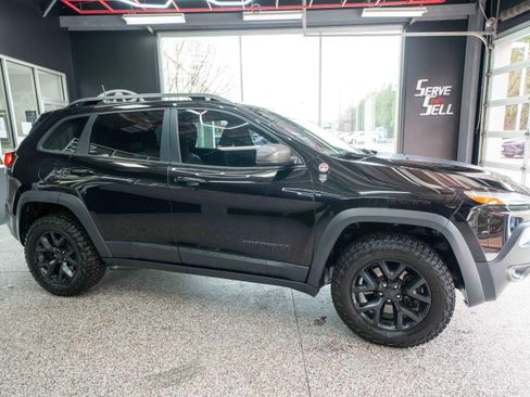 Used 2017 Jeep Cherokee Trailhawk image 5