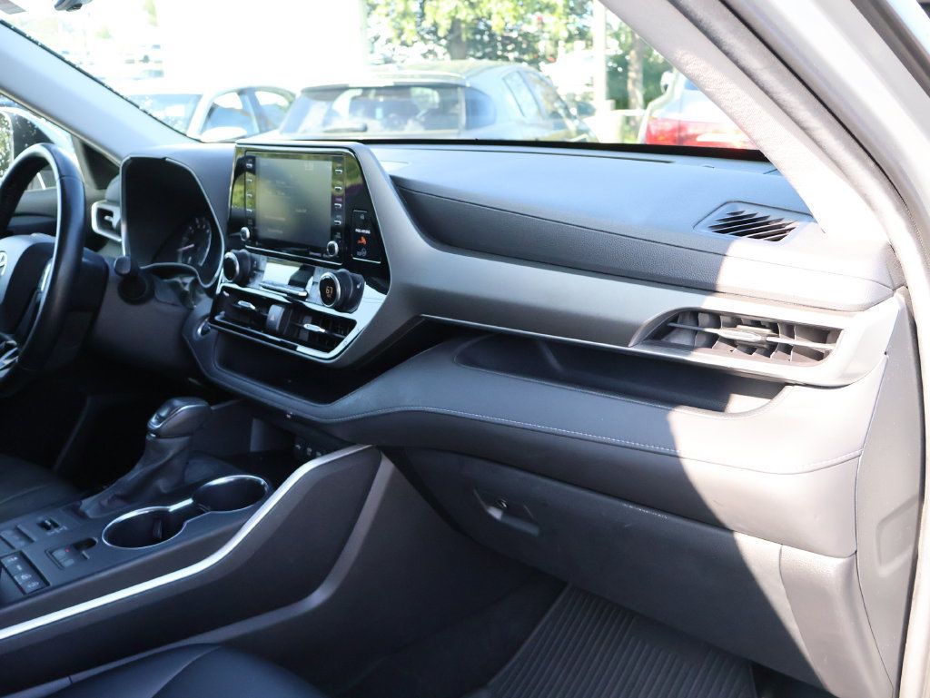 Used 2020 Toyota Highlander XLE AWD/4WD image 9