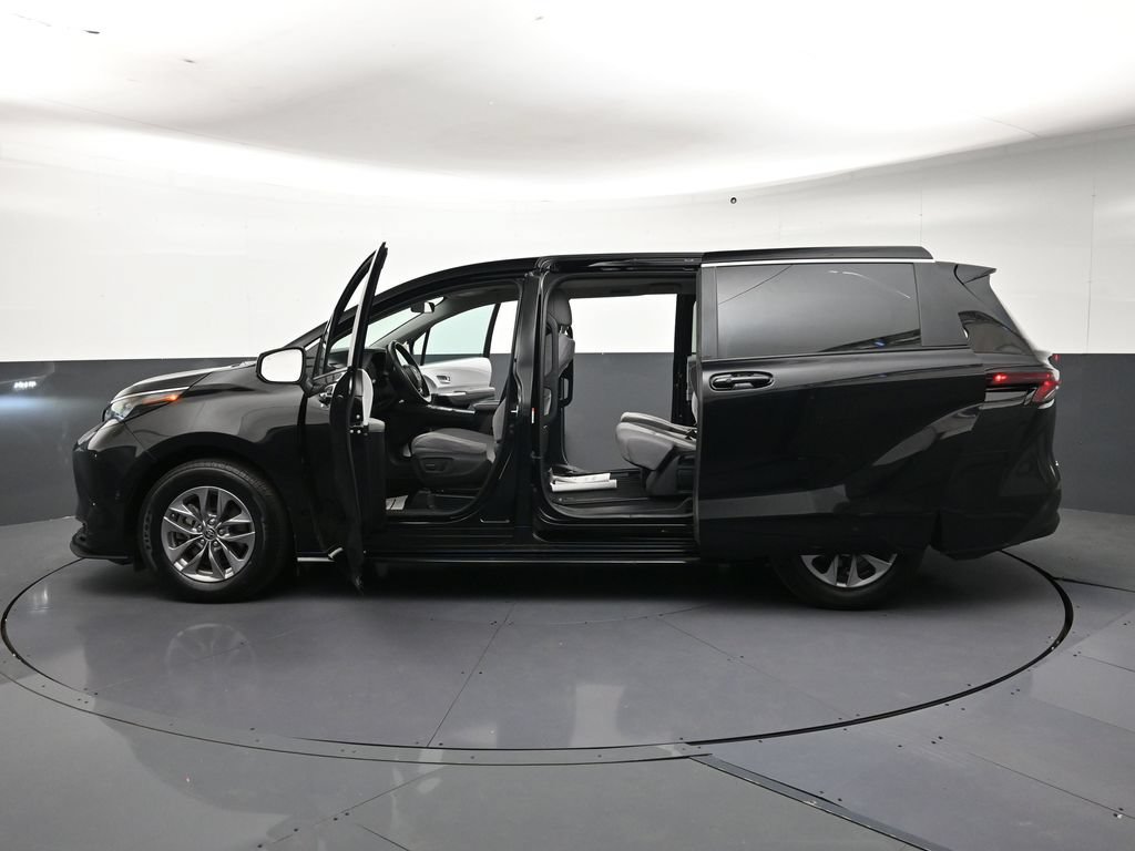 Used 2025 Toyota Sienna LE AWD/4WD image 35