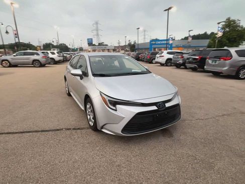 Used 2024 Toyota Corolla LE FWD image 2