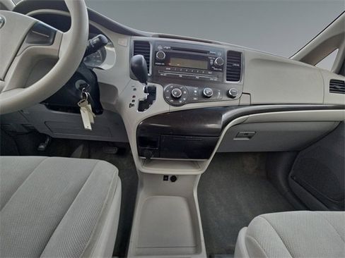 Used 2011 Toyota Sienna image 15