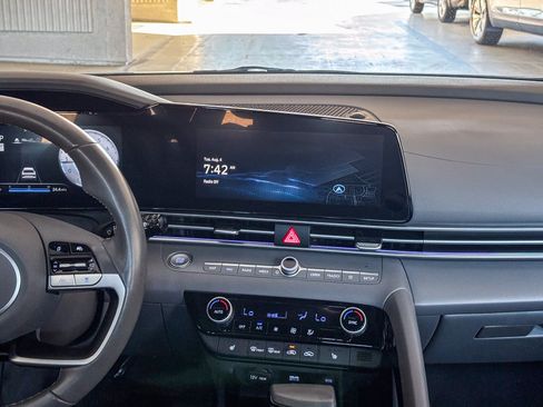 Used 2025 Hyundai Elantra SEL FWD image 16