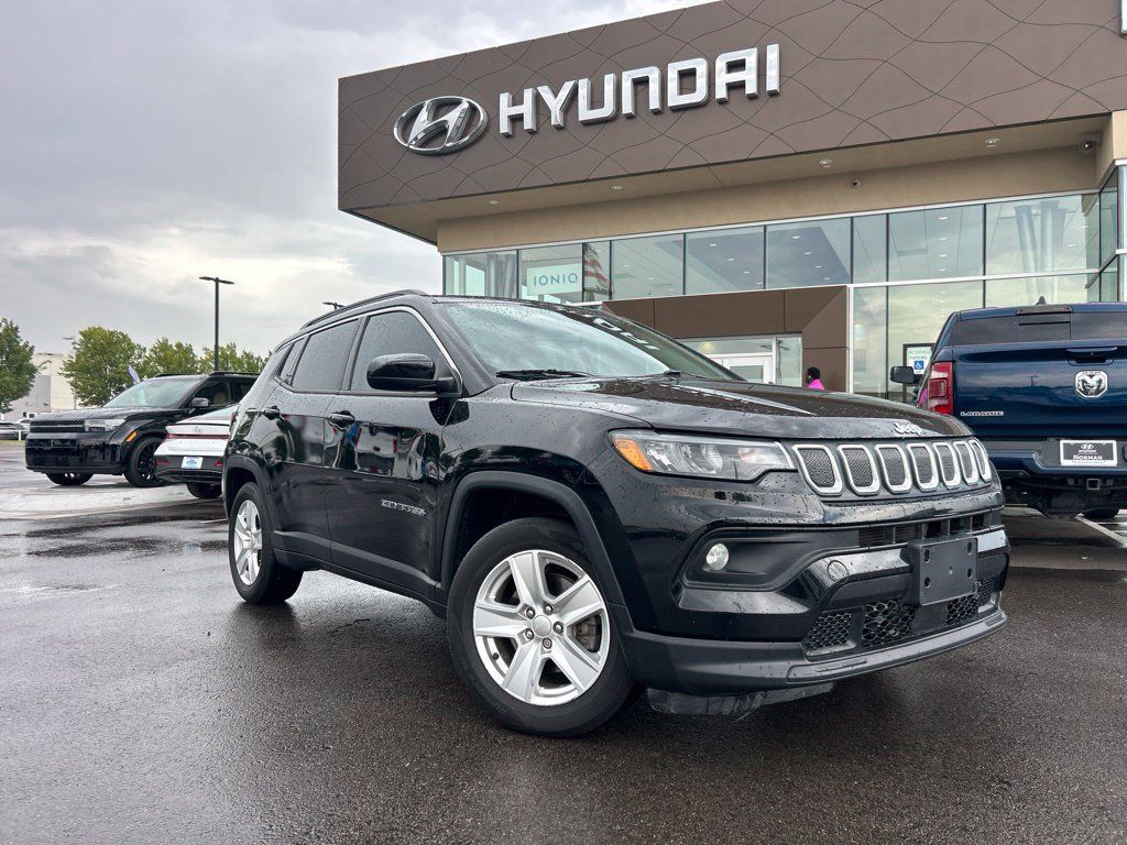 Used 2022 Jeep Compass Latitude w/ Sun and Sound Group FWD image 2
