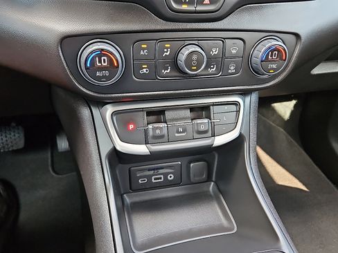 Used 2024 GMC Terrain SLT image 16