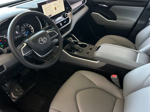 Used 2025 Toyota Highlander XLE AWD/4WD image 9