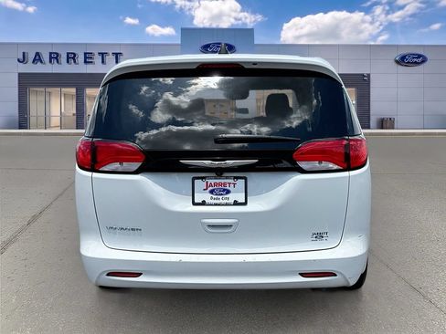Used 2023 Chrysler Voyager LX FWD image 6