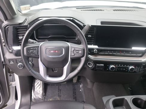 Used 2025 GMC Sierra 1500 SLT image 12
