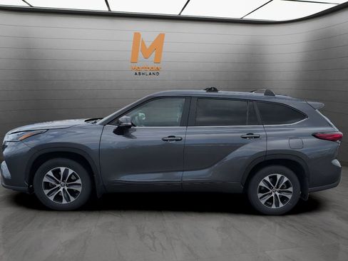 Used 2023 Toyota Highlander XLE AWD/4WD image 2