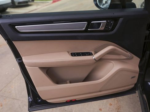 Certified 2023 Porsche Cayenne Platinum Edition image 31