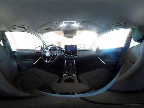 Used 2025 Toyota Corolla Cross LE image 41