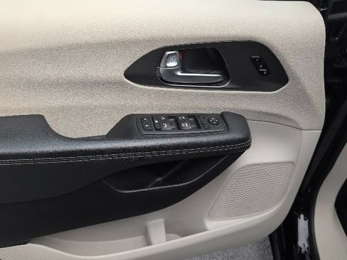 Used 2024 Chrysler Pacifica Touring-L FWD image 19